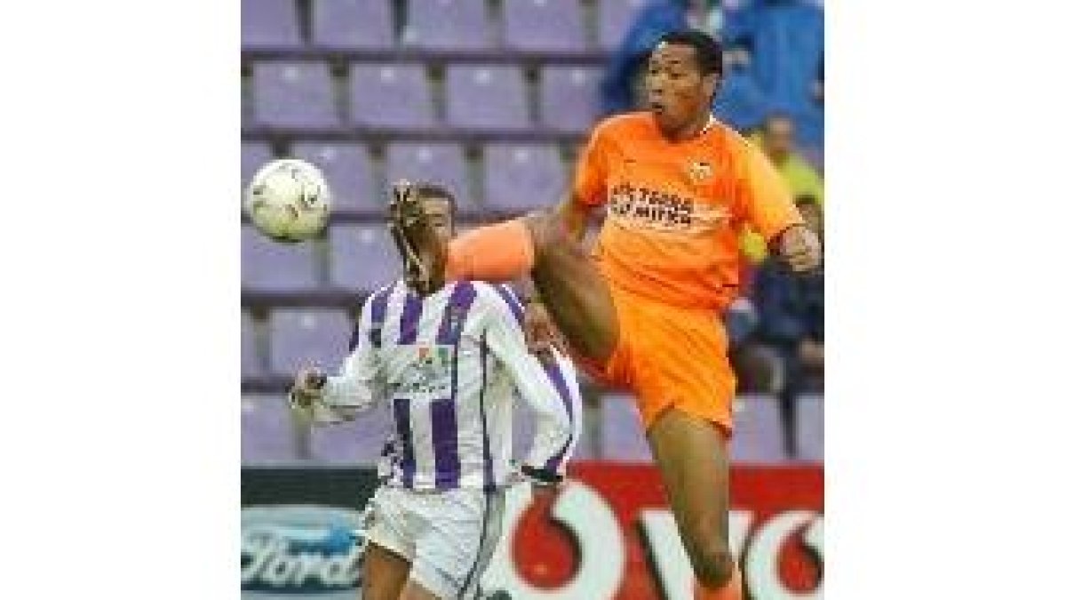Carew intenta rematar sobre la portería vallisoletana