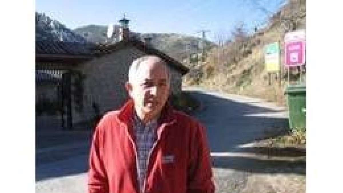 Javier López ha sido alcalde de Crémenes durante cinco meses