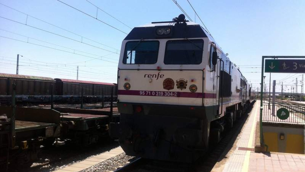El tren Al Andalus, a su llegada a la capital maragata.