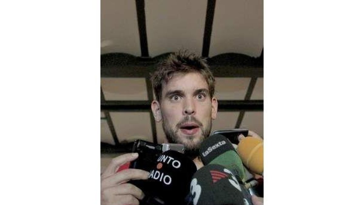 Los jugadores de la seleccion española protestan una decisión arbitral.