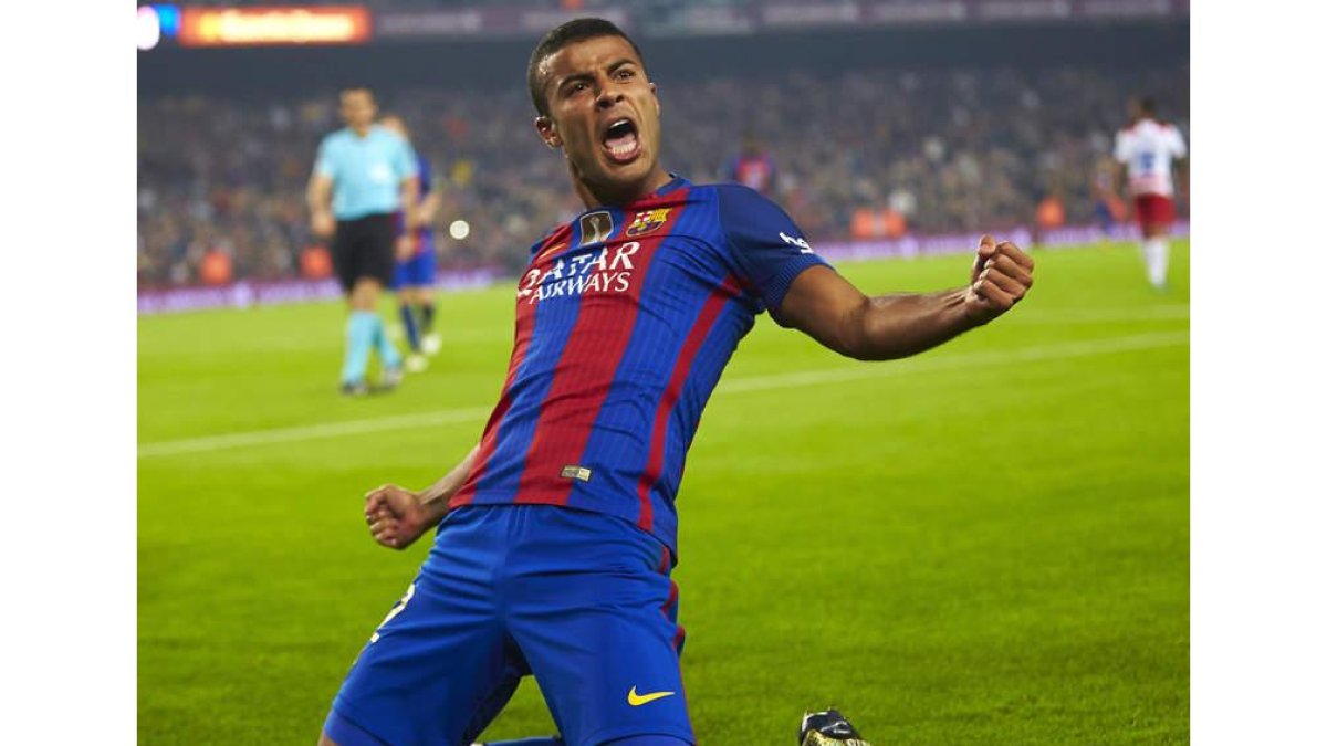 Rafinha celebra su gol, el único del partido entre el Barcelona y el Granada. ALEJANDRO GARCÍA