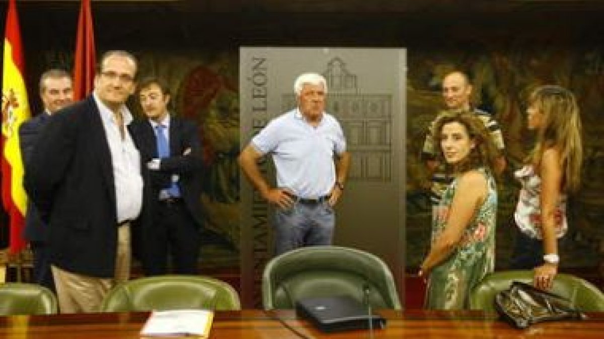 El consejo de administración del club durante la reunión que mantuvieron ayer en el Ayuntamiento.