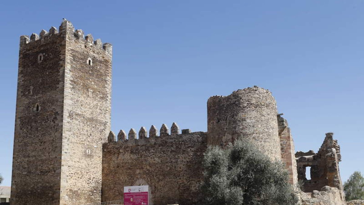 En la página de la izquierda, de arriba a abajo, la plaza Mayor con la iglesia y el Ayuntamiento, el pórtico de la entrada a la iglesia de San Juan Bautista y el paseo junto al reguero que cruza la villa de norte a sur. En el centro, el castillo con su esbelta torre del homenaje. Arriba, la salida de la iglesia del personaje de San Sebastián al comienzo de la procesión del Corpus Christi. Abajo, la iglesia de Nuestra Señora del Arrabal.