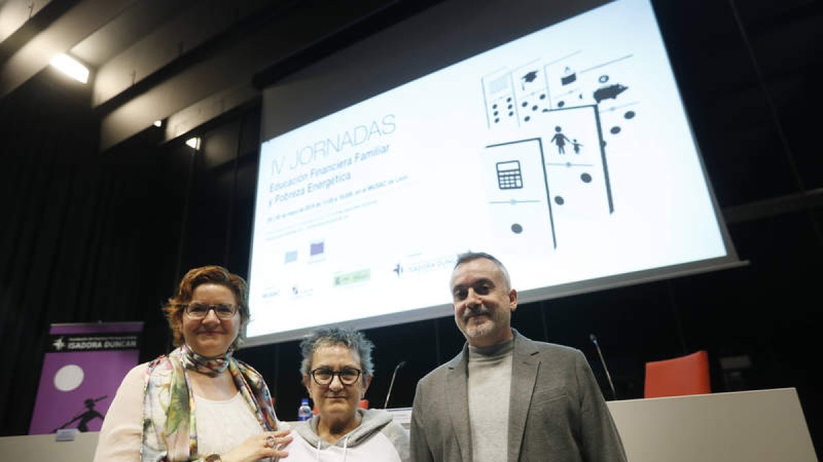 Susana Martín, del Ministerio de Sanidad, Consumo y Bienestar Social, María García, presidenta de la FFM Isadora Duncan y Manuel Olveira, director del Musac. JESÚS F. SALVADORES