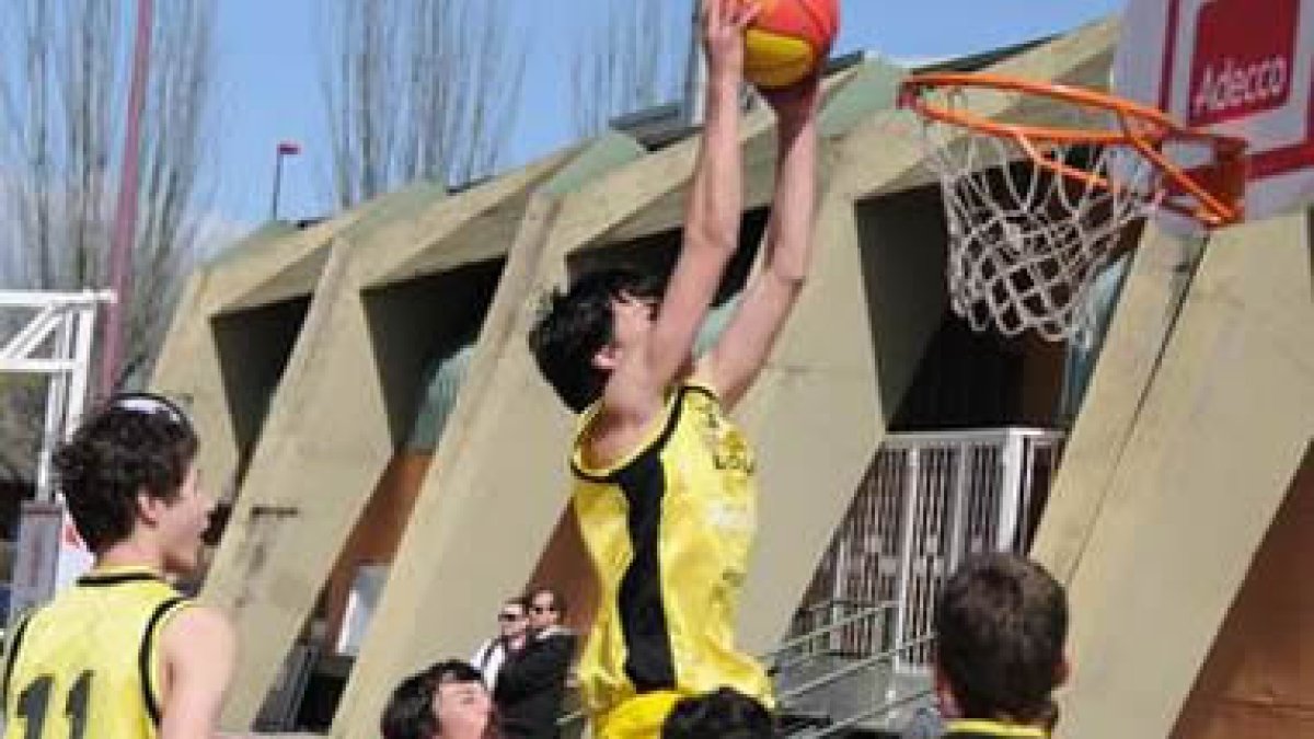 Los niños leoneses fueron los grandes protagonistas de una jornada totalmente deportiva.