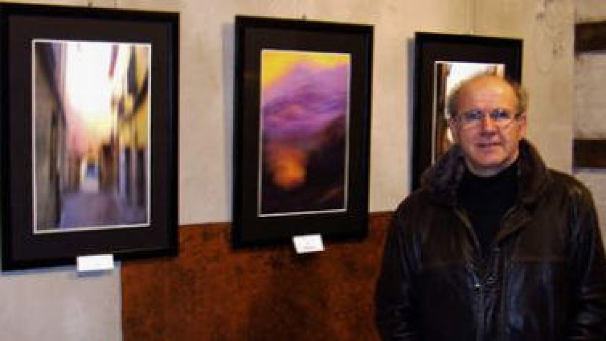 El artista leonés Luis Prado Allende posa junto a varias de sus obras.