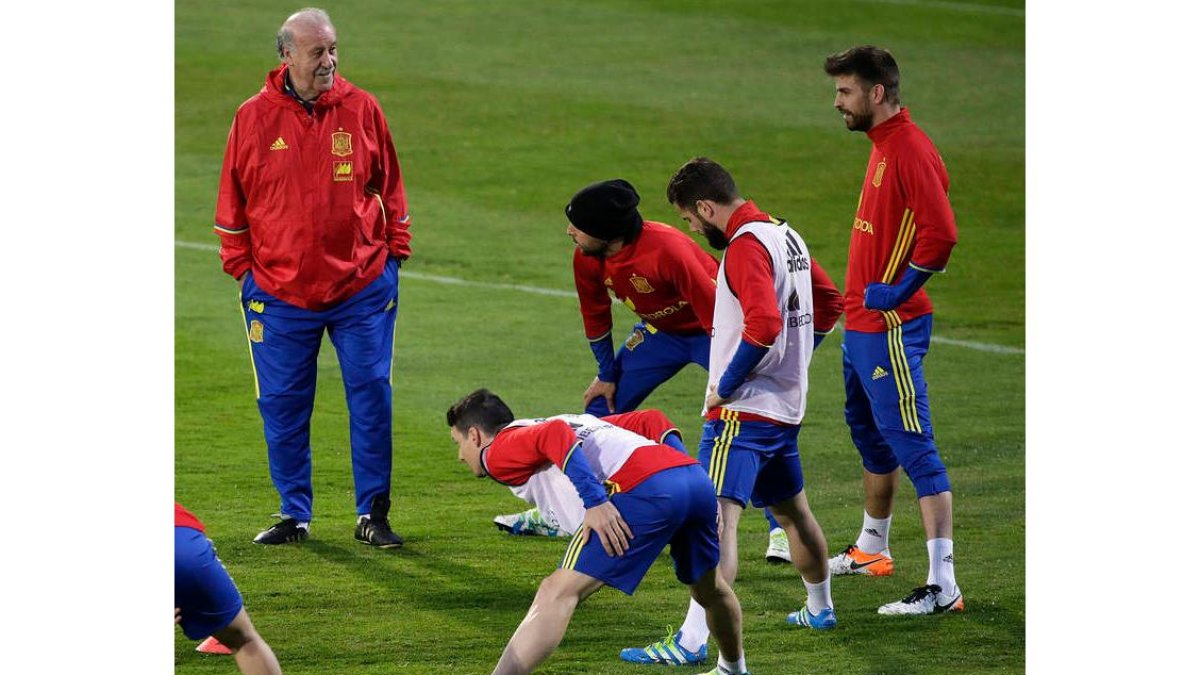 Del Bosque dirige uno de los últimos entrenamientos de la selección española. JAVIER LIZÓN
