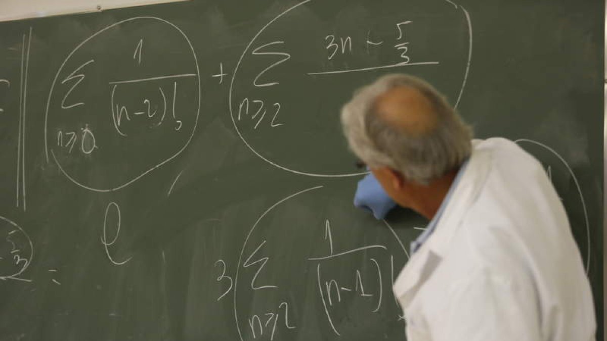 Los docentes pueden jubilarse con 60 años si han cotizado al menos tres decenios. ARCHIVO