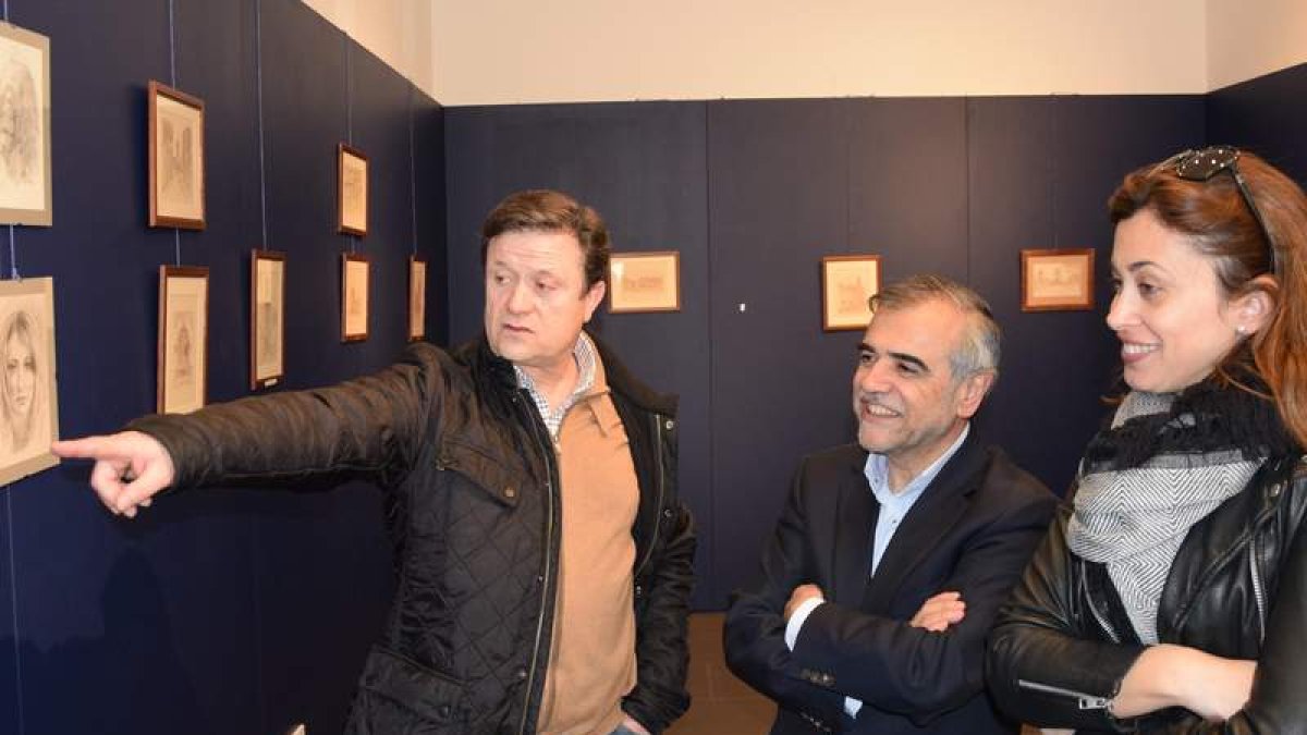 El artista, junto al alcalde y la concejala de Cultura. R. PRIETO
