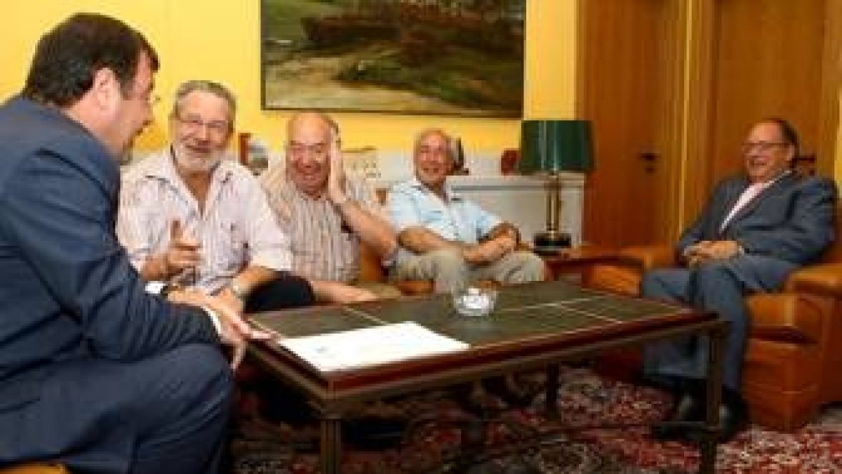 Antonio Silván y Eduardo Fernández en la reunión que mantuvieron con los representantes de Alaf