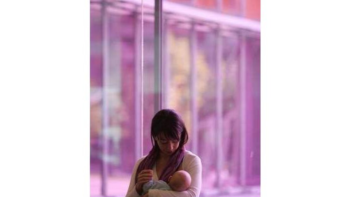 Una mujer amamanta a su hijo.