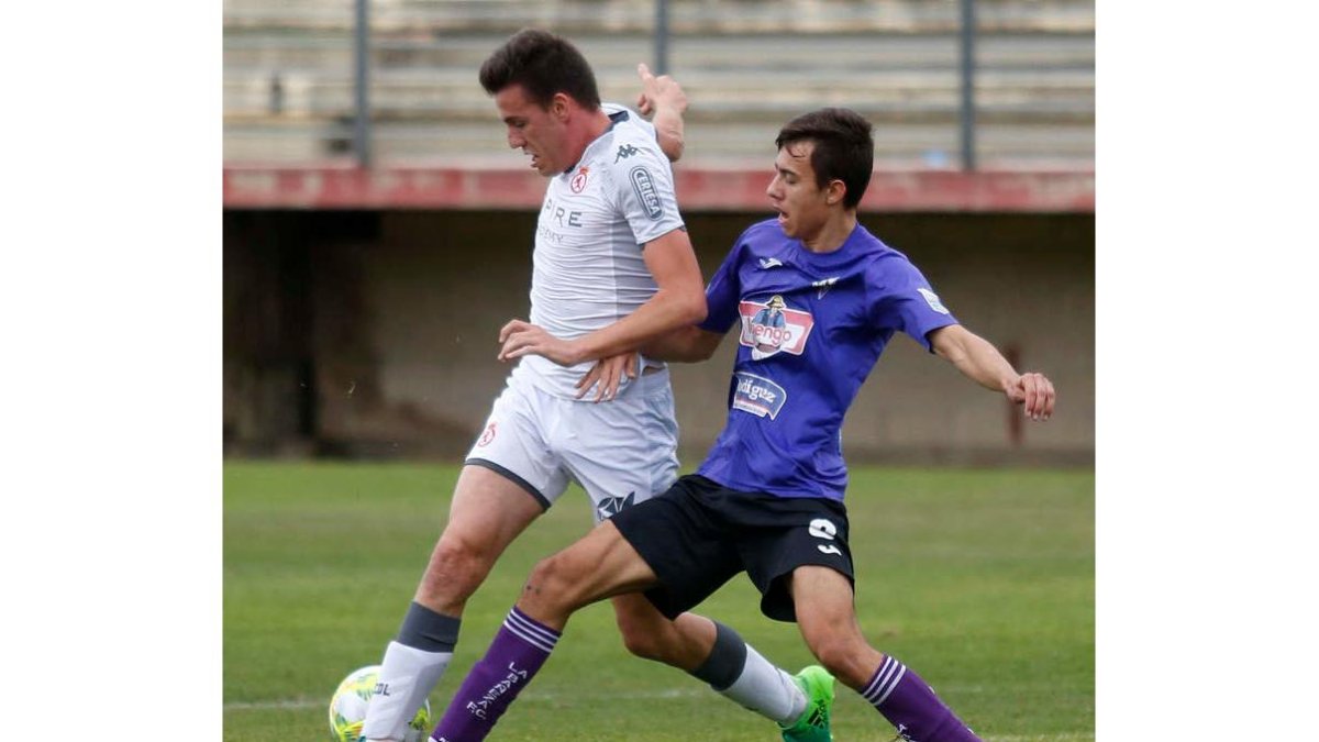 El derbi provincial estuvo marcado por la falta de ocasiones y la igualdad. FERNANDO OTERO