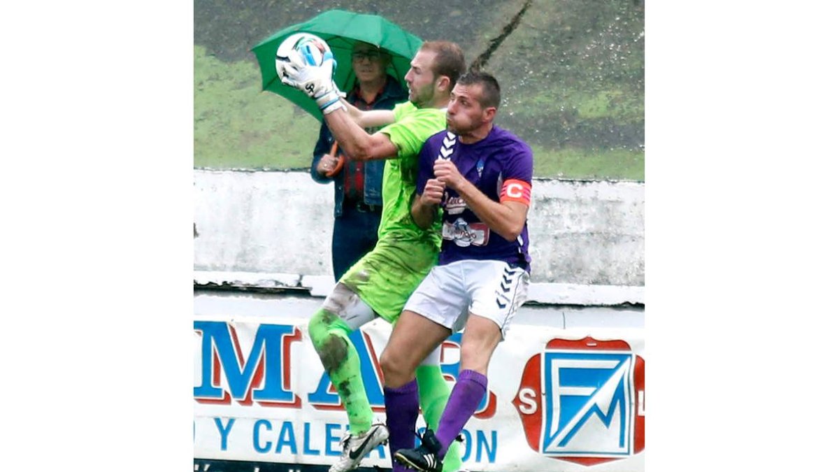 El meta visitante Heredia se anticipa al bañezano Richy.
