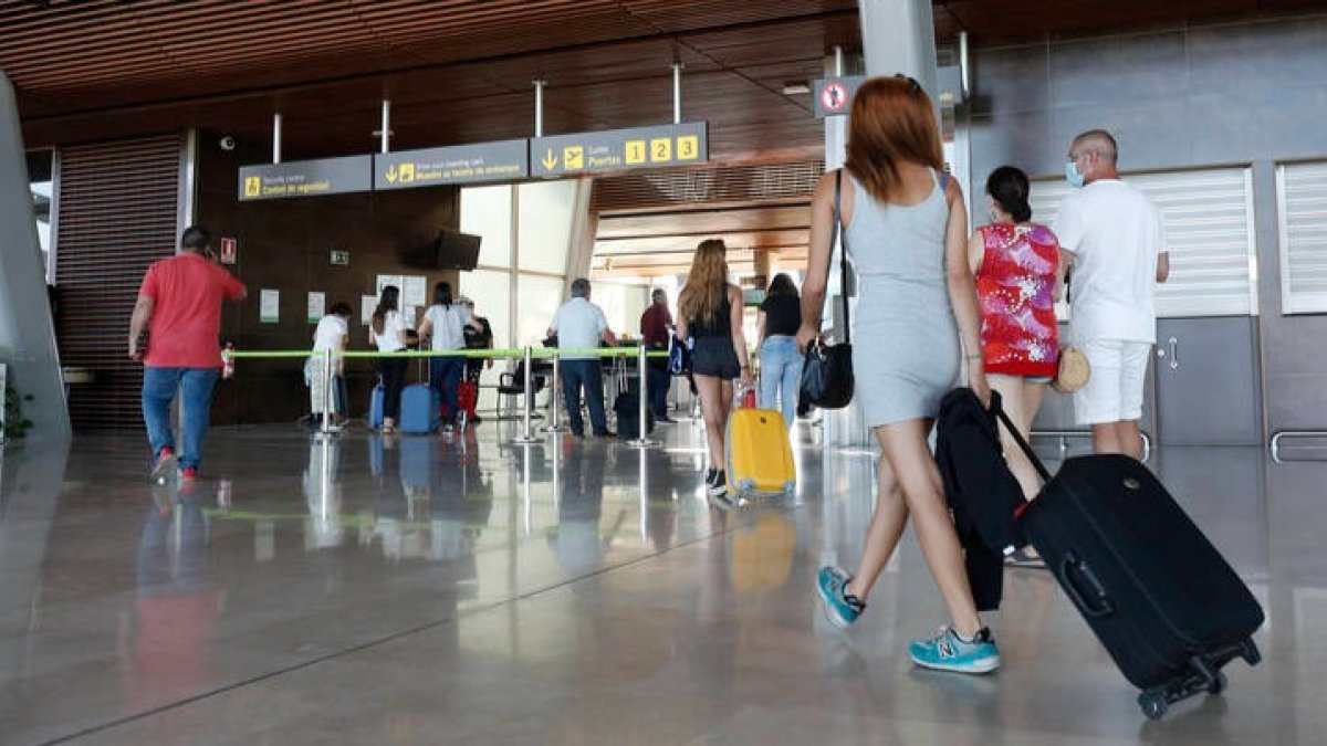 Pasajeros en el aeropuerto de León el pasado verano. FERNANDO OTERO