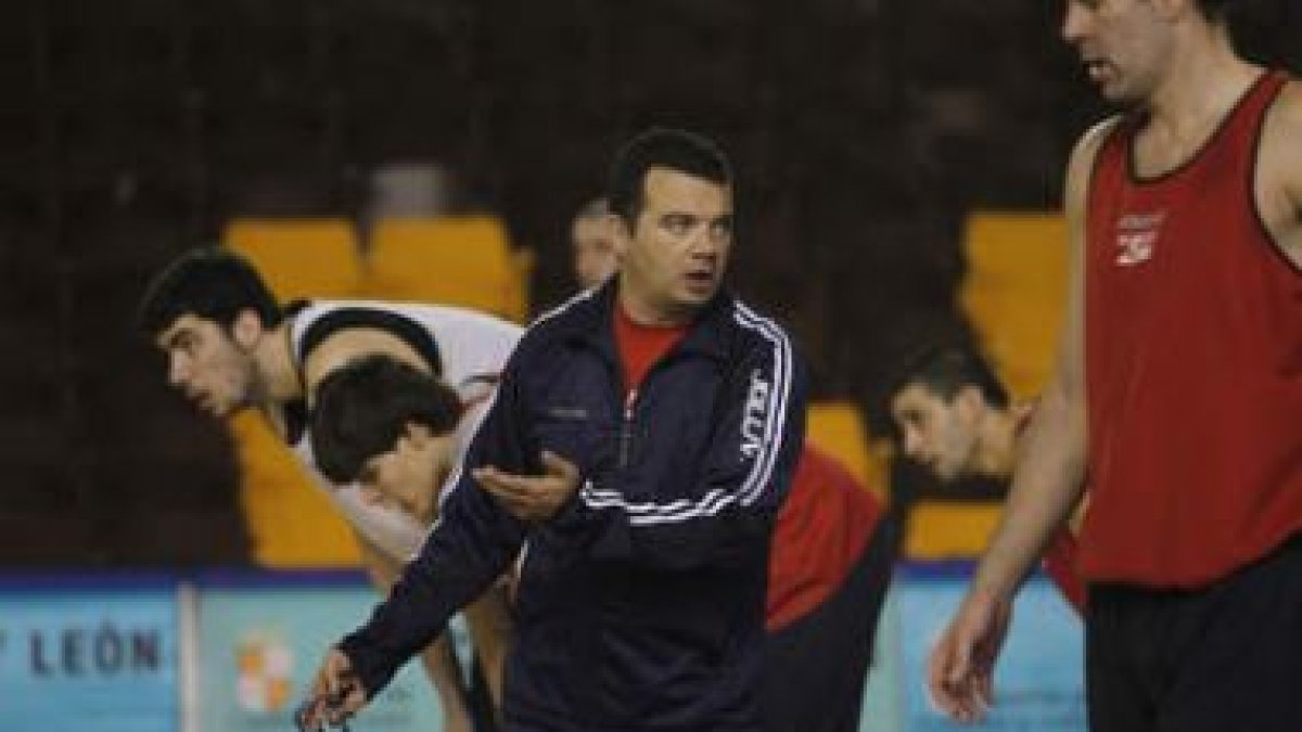 Con el presupuesto ya definido lo primero será cerrar la renovación del técnico Javier de Grado para