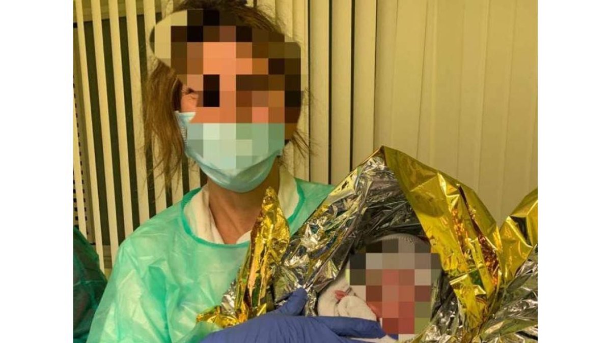 La niña recién nacida, en el Centro de Salud de Santa María. DL