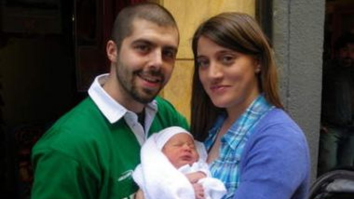Ezequiel y María José posan con el cuervito en brazos a la puerta de El Rincón del Cid