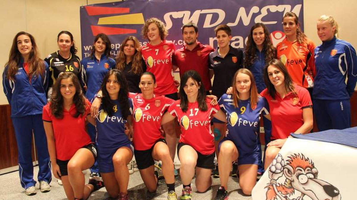 Las jugadoras del Cleba presentan sus nuevas equipaciones.