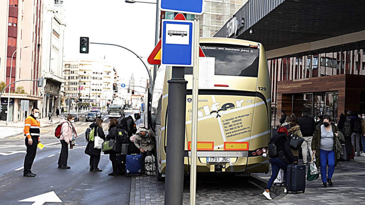 Pasajeros del Alvia Coruña-Barcelona, ayer tarde ante la estación leonesa. MARCIANO PÉREZ