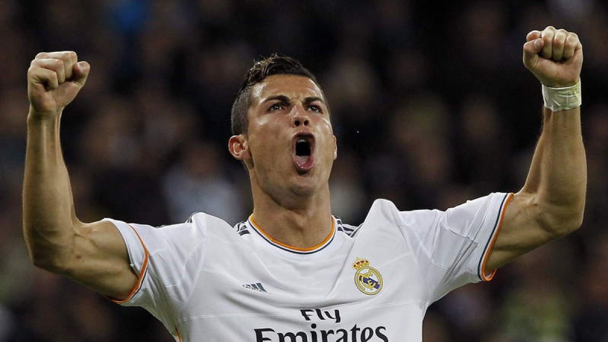 Cristiano Ronaldo celebra uno de sus goles durante el partido frente al Sevilla en el estadio Santiago Bernabéu.