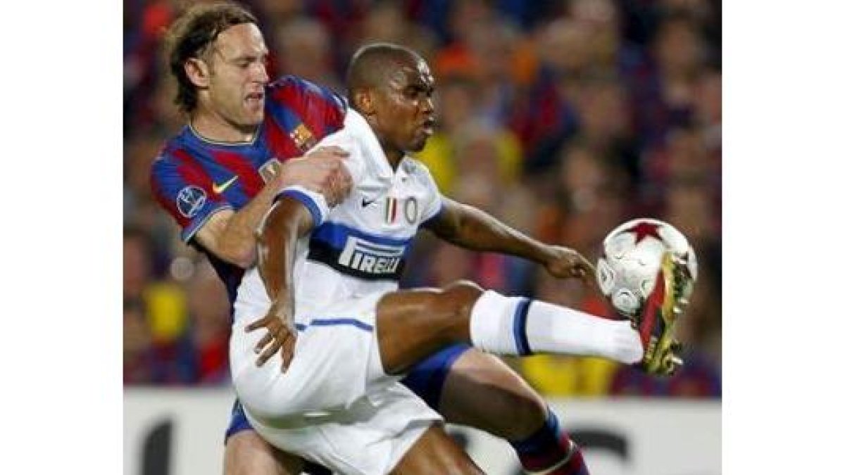Eto'o protege un balón ante Milito