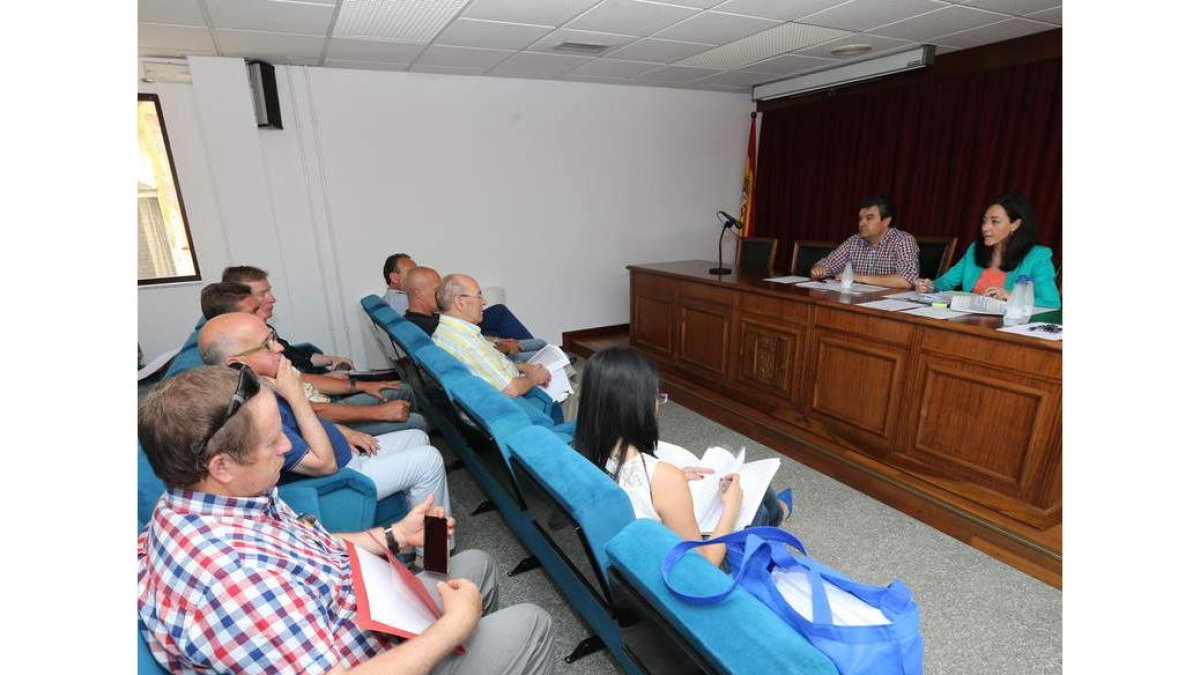 Reunión de una de las juntas del grupo de acción local Asodebi en Ponferrada. ANA F. BARREDO