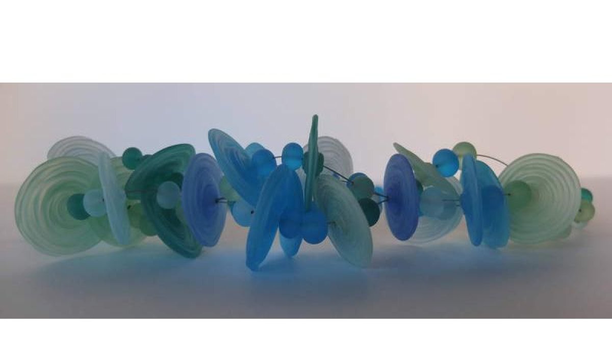 Collar inspirado en la Casa Batlló de Barcelona, una de las creaciones de María Lombardero que puede encontrarse en el Museo Gaudí Casa Botines de León. DL