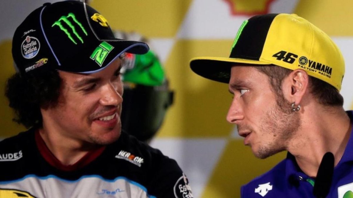 Franco Morbidelli, a la izquierda, conversa con su maestro Valentino Rossi, en la conferencia de prensa del Gran Premio de Malasia, celebrada, en Sepang, el pasado jueves.
