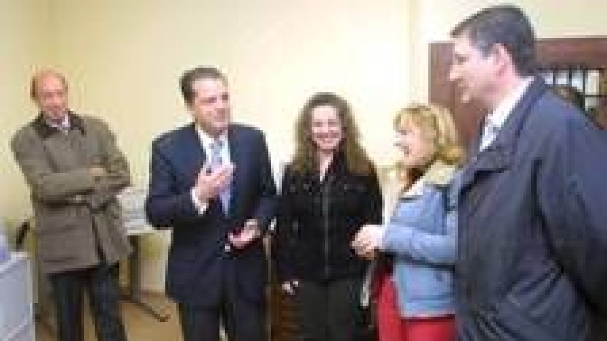 Amilivia, en el centro, charló con los portavoces de las asociaciones