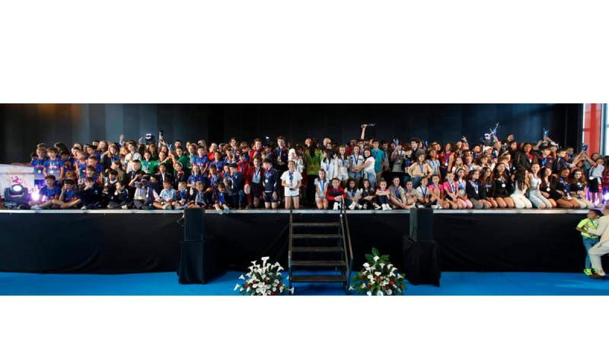 Foto de familia de todos los premiados en la Gala del Deporte del Ayuntamiento, que se celebró en el Palacio de Exposiciones. RAMIRO