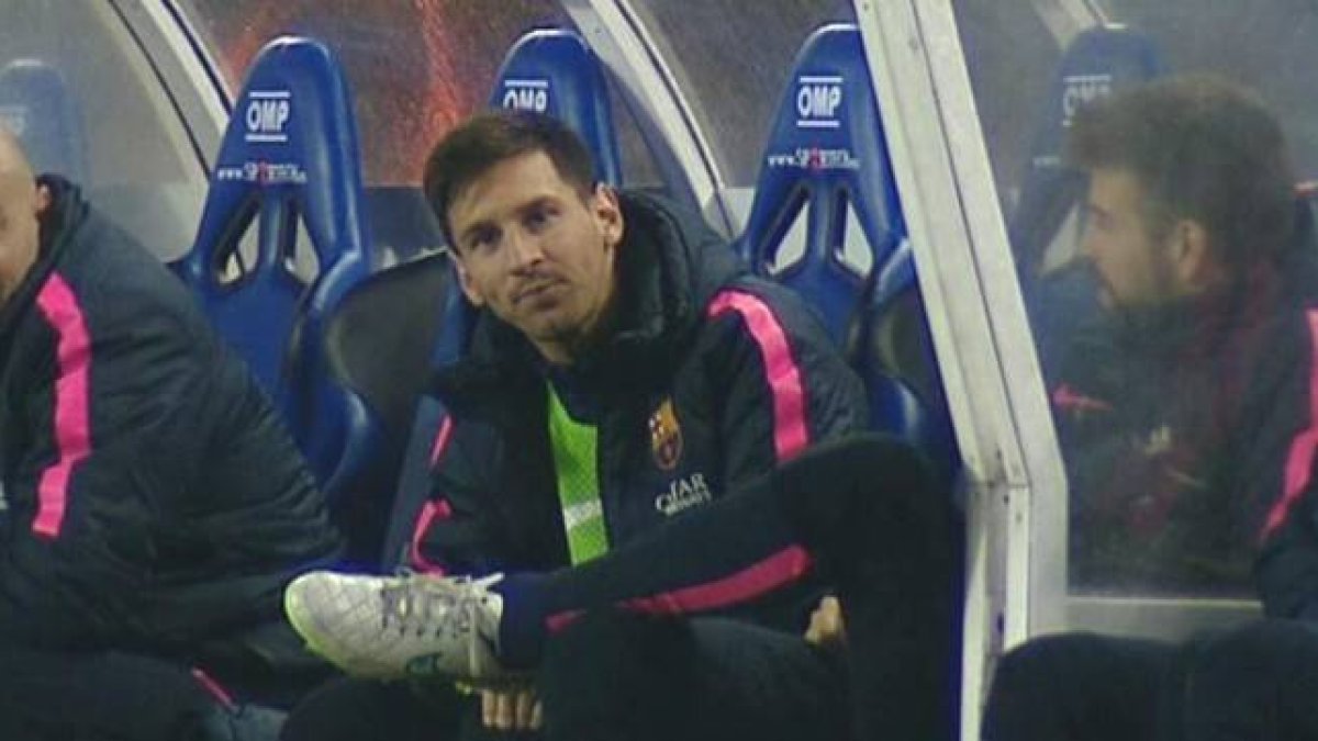 Messi, en el banquillo de Anoeta, en enero del 2015.