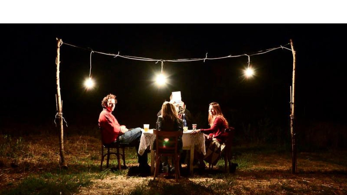 Imagen de una ‘performance’ gastronómica realizada en un lugar del Páramo y fotografía de globos y piernas titulad ‘Chick on chick’.