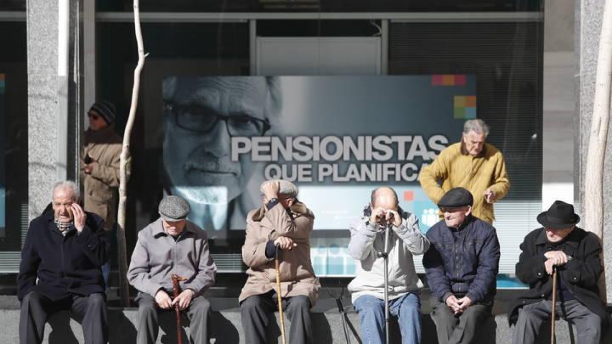 Jubilados leoneses en la parada del autobús