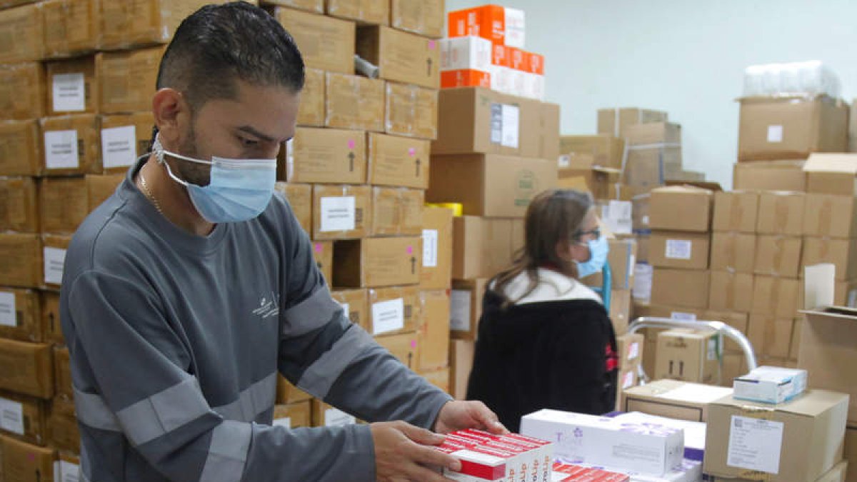 Un trabajador clasifica medicamentos. CARLOS LEMOS