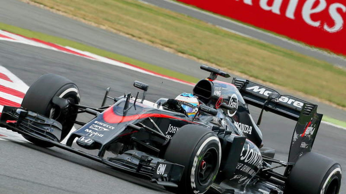 Fernando Alonso a los mandos de su McLaren ayer en el GP de Gran Bretaña.