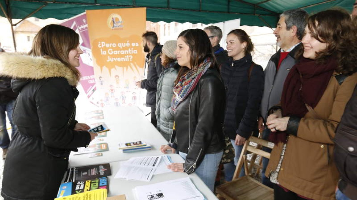 La concejala Marta Mejías atiende a jóvenes que se acercaron a pedir información. RAMIRO