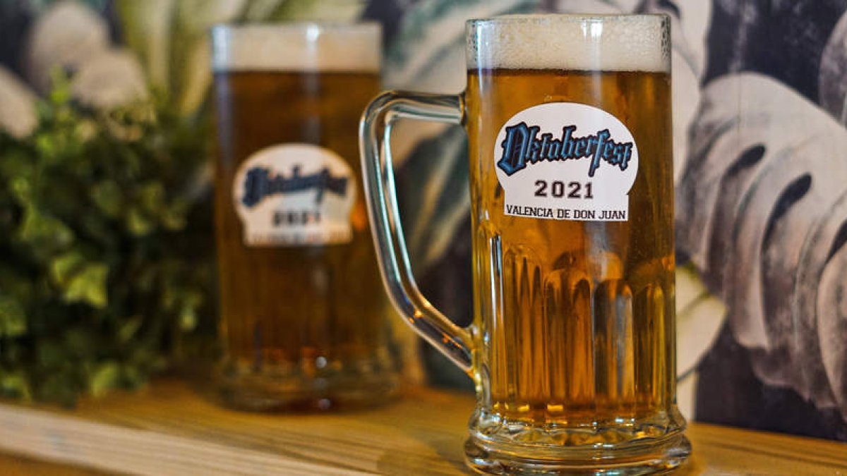Jarras de cerveza que irán etiquetadas para la ocasión. DL