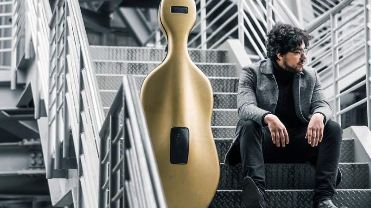 Daniel Acebes, bajo el nombre artístico de El Chelista, llega a León con su nuevo disco.