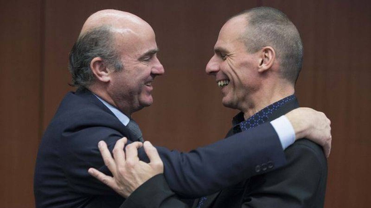 Guindos pone su brazo por encima de Varoufakis.
