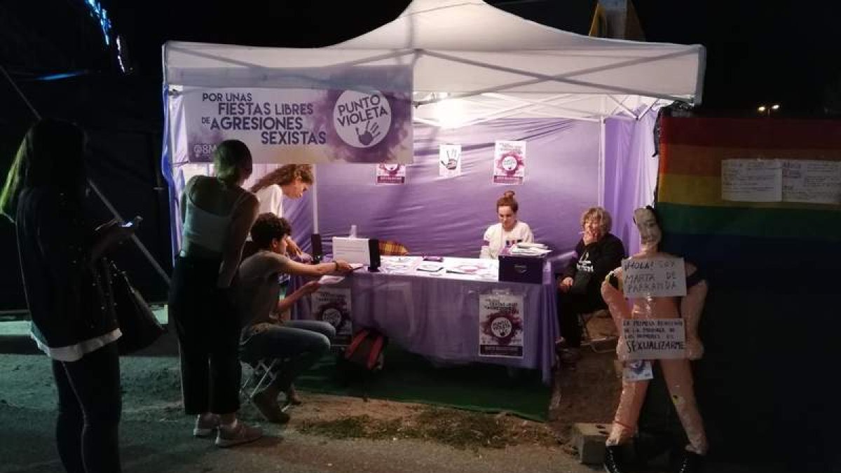 Imagen de archivo de uno de los puntos violeta de información sobre la violencia de género en una fiesta anterior. dl
