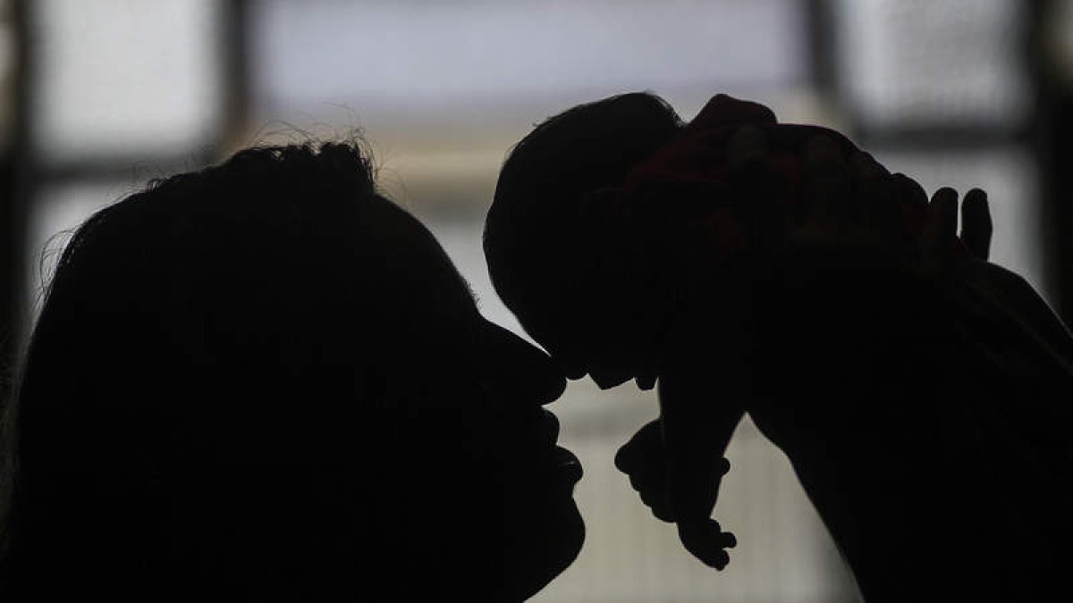 Una madre con su hijo, que nació con microcefalia, en Colombia. ANTONIO LACERDA