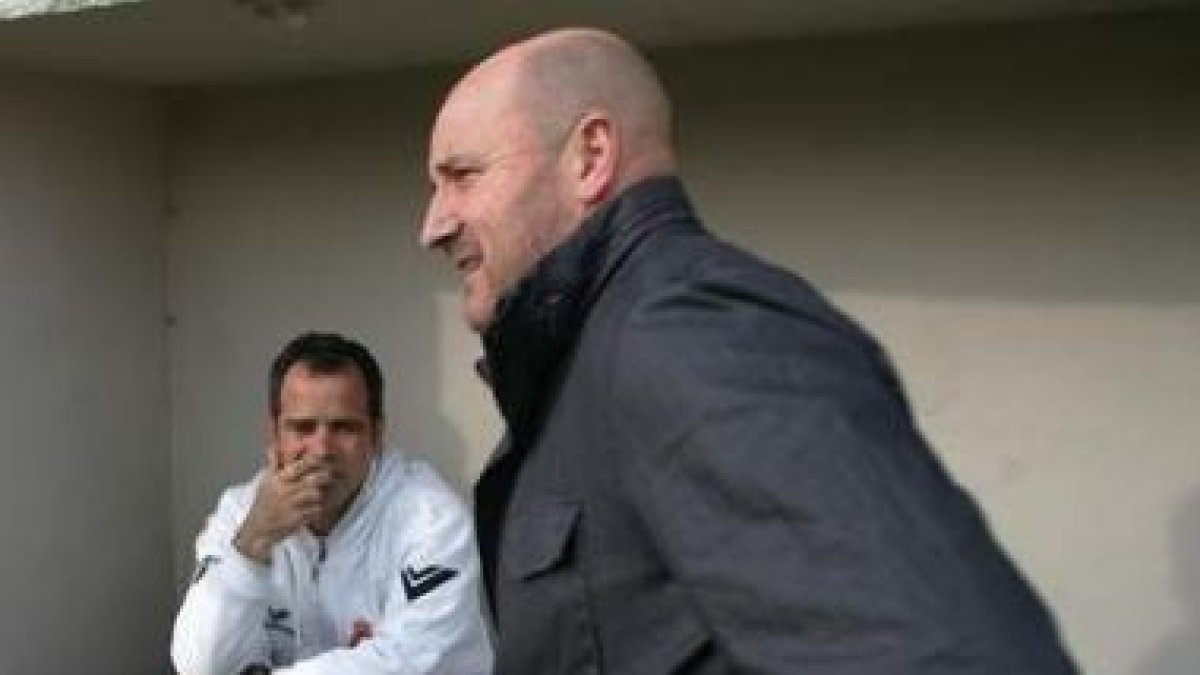 Luis Mezquita, a la derecha, planteó una oferta a Álvaro Cervera para renovar su contrato.