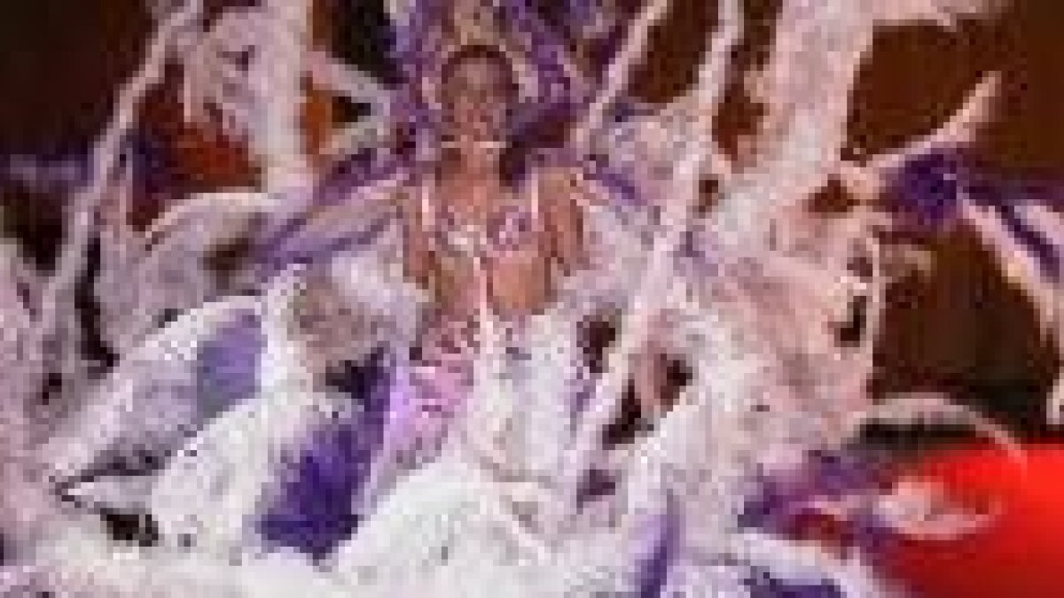 Yanet, feliz tras ser elegida reina del carnaval