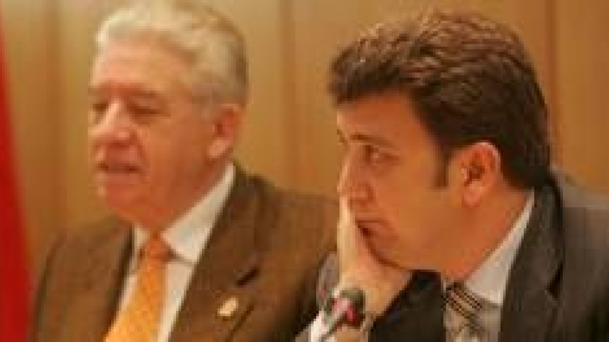 El alcalde y el concejal de Cultura, ayer en el Museo de la Radio