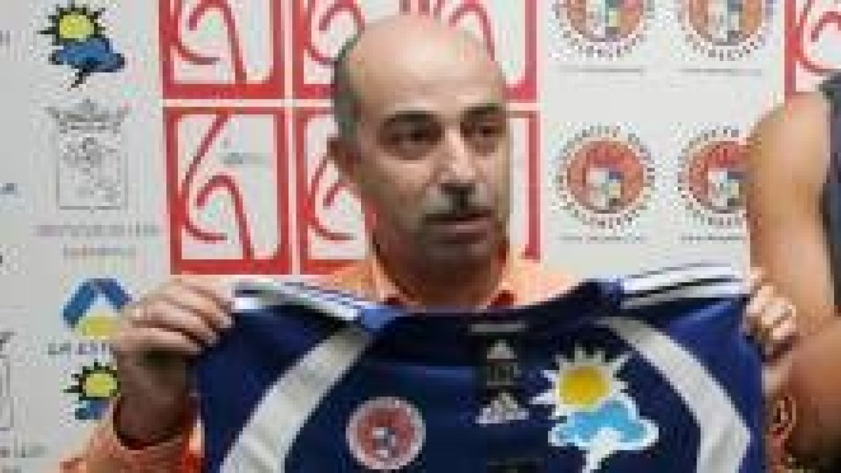 José Luis Velasco sostiene una camiseta del equipo en una presentación