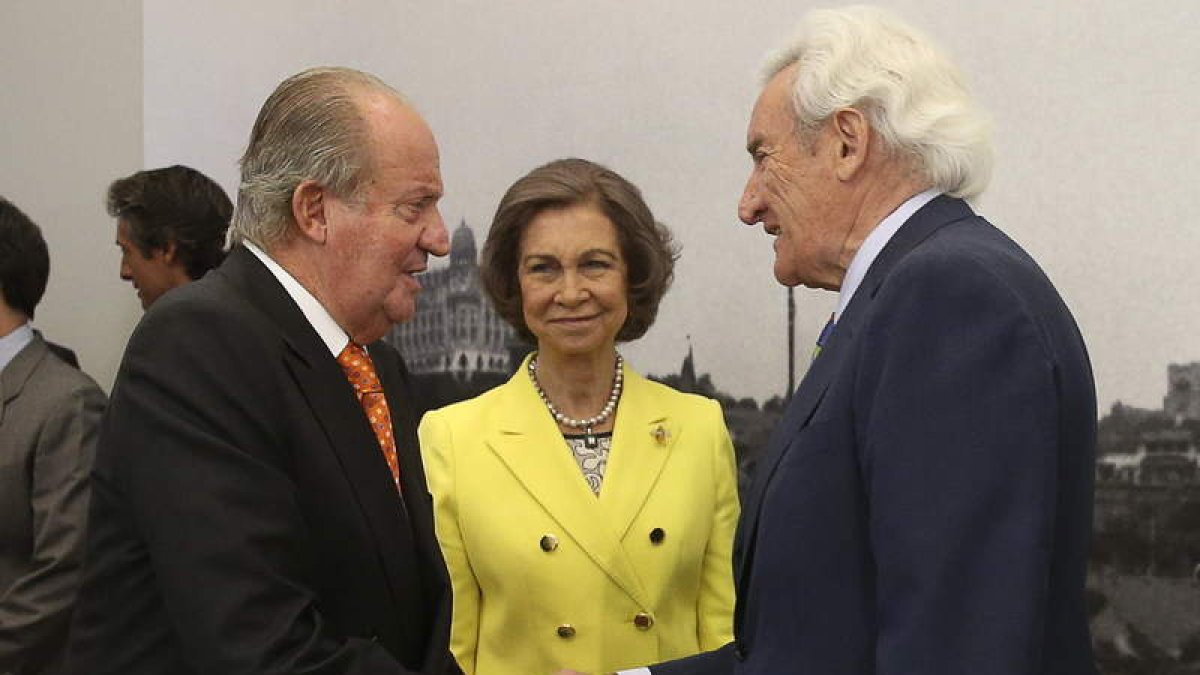Los reyes y Del Olmo, el pasado martes en la exposición sobre el 75 aniversario de la Agencia Efe