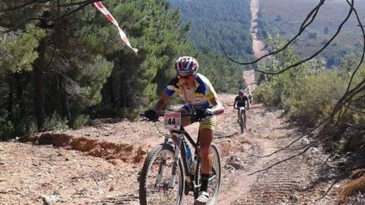 Paso por un cortafuegos en un tramo de la prueba. INTERVAL