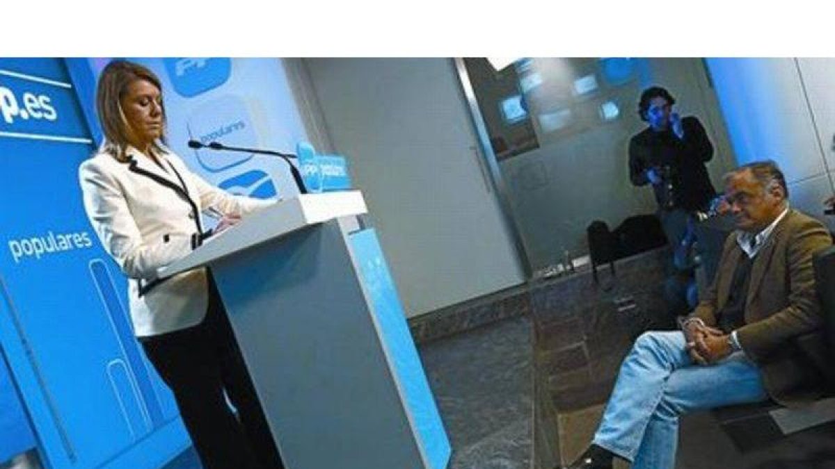 La secretaria general, María Dolores de Cospedal, y Esteban González Pons, el lunes, en la sede del PP.