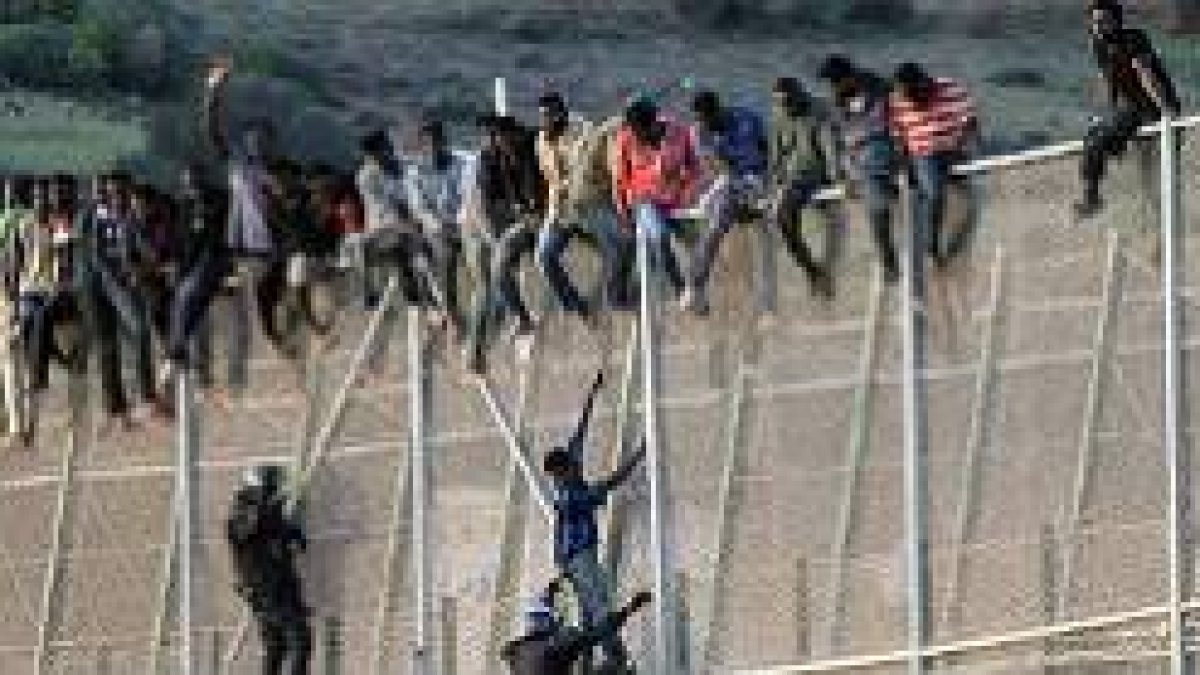 Varios agentes intervienen en un asalto masivo en la valla de Melilla.