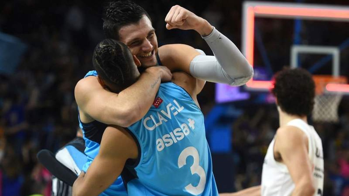 Los jugadores de Estudiantes Clavell y Gentile celebran la victoria ante el Real Madrid. FERNANDO VILLAR